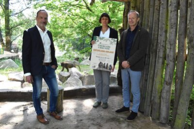 (von links) Thomas Paarmann, Dr. Anja Dube, Bürgermeister Knut Kunze – Übergabe der Ukrunde zur Eröffnung der neuen Dschelada-Anlage im Tierpark Chemnitz
