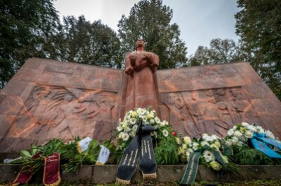Chemnitzer:innen gedachten auf dem Städtischen Friedhof der Opfer der Bombardierung vor 78 Jahren.