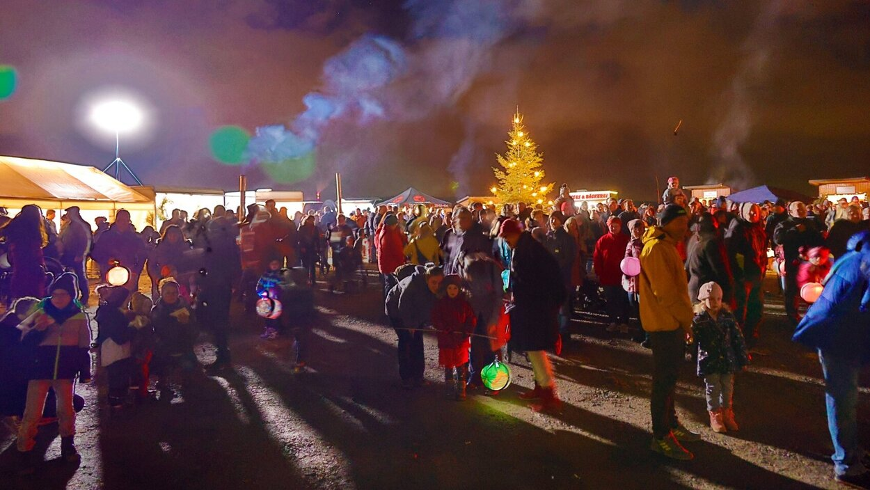 Der Festplatz Euba wurde mit dem traditionellen Pyramiden-Anschieben eröffnet.