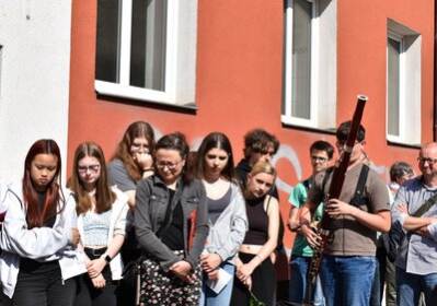 Ein Schüler des Georgius-Agricola-Gymnasium spielt Fagott während der Verlegung des Stolpersteins