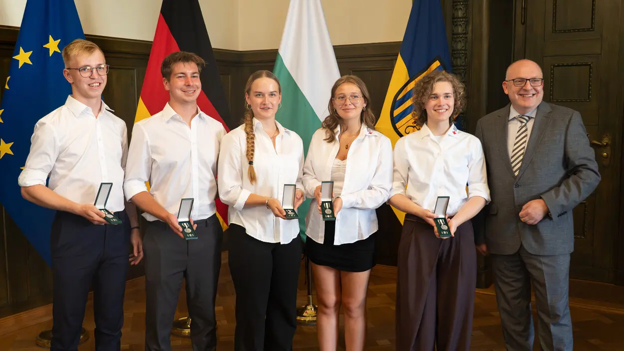 Die f&uuml;nf geehrten Jugendlichen mit Oberb&uuml;rgermeister Sven Schulze im Gr&uuml;nen Salon des Chemnitzer Rathauses.