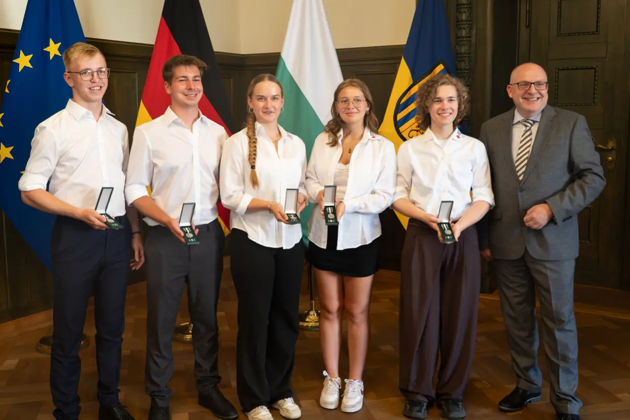 Die f&uuml;nf geehrten Jugendlichen mit Oberb&uuml;rgermeister Sven Schulze im Gr&uuml;nen Salon des Chemnitzer Rathauses.
