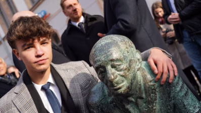 Jonathan Claus mit der Skulptur in Gedenken an seinen Uropa Justin Sonder