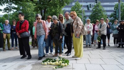 Teilnehmende der Stolpersteinverlegung legten Blumen nieder