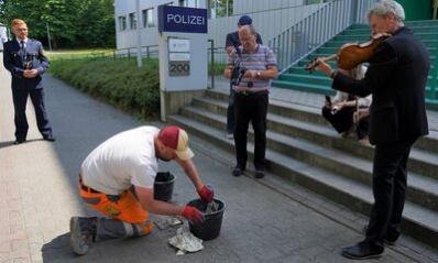 Verlegung des Stolpersteins durch einen Mitarbeiter des städtischen Bauhofs