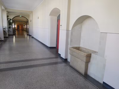 Ehemalige III. Fortbildungsschule - Flur mit Trinkbrunnen - 2020