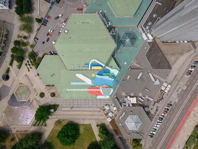 Kunstwerk auf den Dächern der Stadthalle Chemnitz.