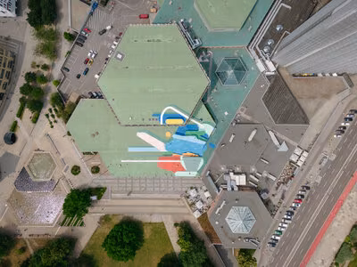 Kunstwerk auf den Dächern der Stadthalle Chemnitz.