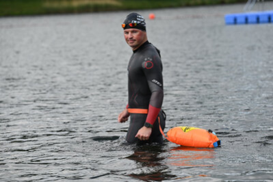 Joseph Heß trainiert unter anderem im Stausee Oberrabenstein für sein Vorhaben, den Rhein entlang zu schwimmen.