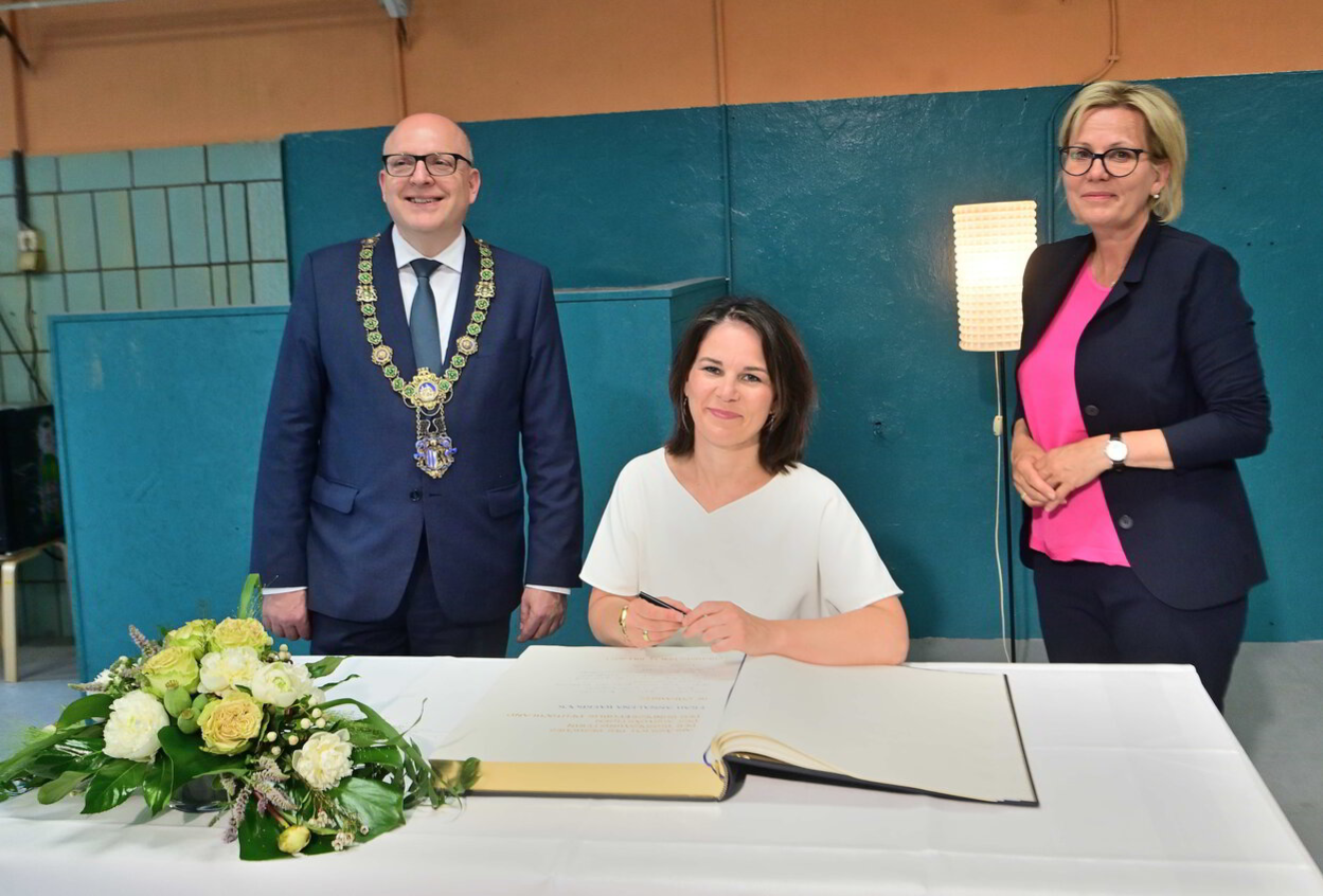 Bundesaußenministerin Annalena Baerbock hat sich in das Goldene Buch der Stadt Chemnitz eingetragen.