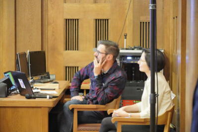 Two employees of the city administration follow the explanations.