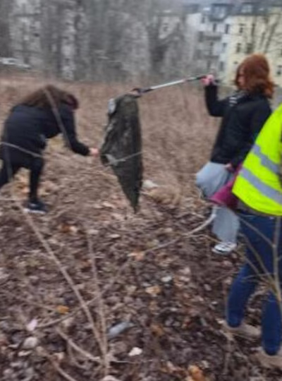 Kinder der Unteren Luisenschule beim Sammeln von Müll