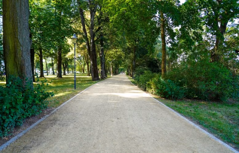 Parkwege in historischen Schloßteichanlagen saniert