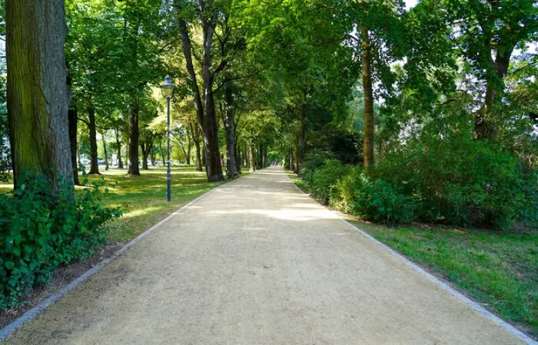 Parkwege in historischen Schlo&szlig;teichanlagen saniert