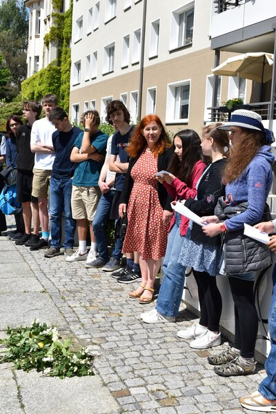 Kinder der Kirchengemeinde St. Jakobi-Kreuz Chemnitz ehrten die Familie Goldschmidt.