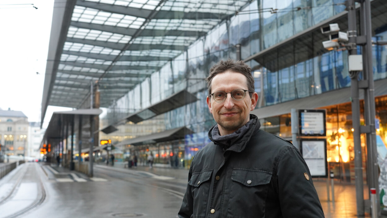 Frank Asbrock steht an der Zentralhaltestelle in Chemnitz