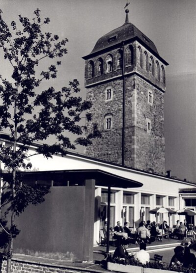 Der Rote Turm mit dem gleichnamigen Café, um 1960