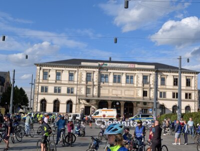 Alle Teilnehmenden sammeln sich auf dem Bahnhofsvorplatz.