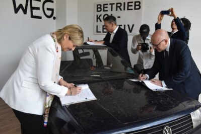 Prof. Dr. Karola Wille, Oberbürgermeister Sven Schulze und Dr. Christoph Dittrich bei der Unterzeichnung des Kooperationsvertrages.