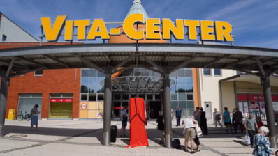 Die verhüllte Informationsstele am Vita-Center