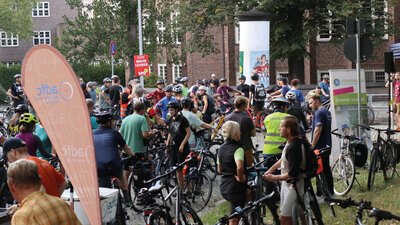 Radelnde am Startpunkt der #chemnitzdrehtamradtour2024