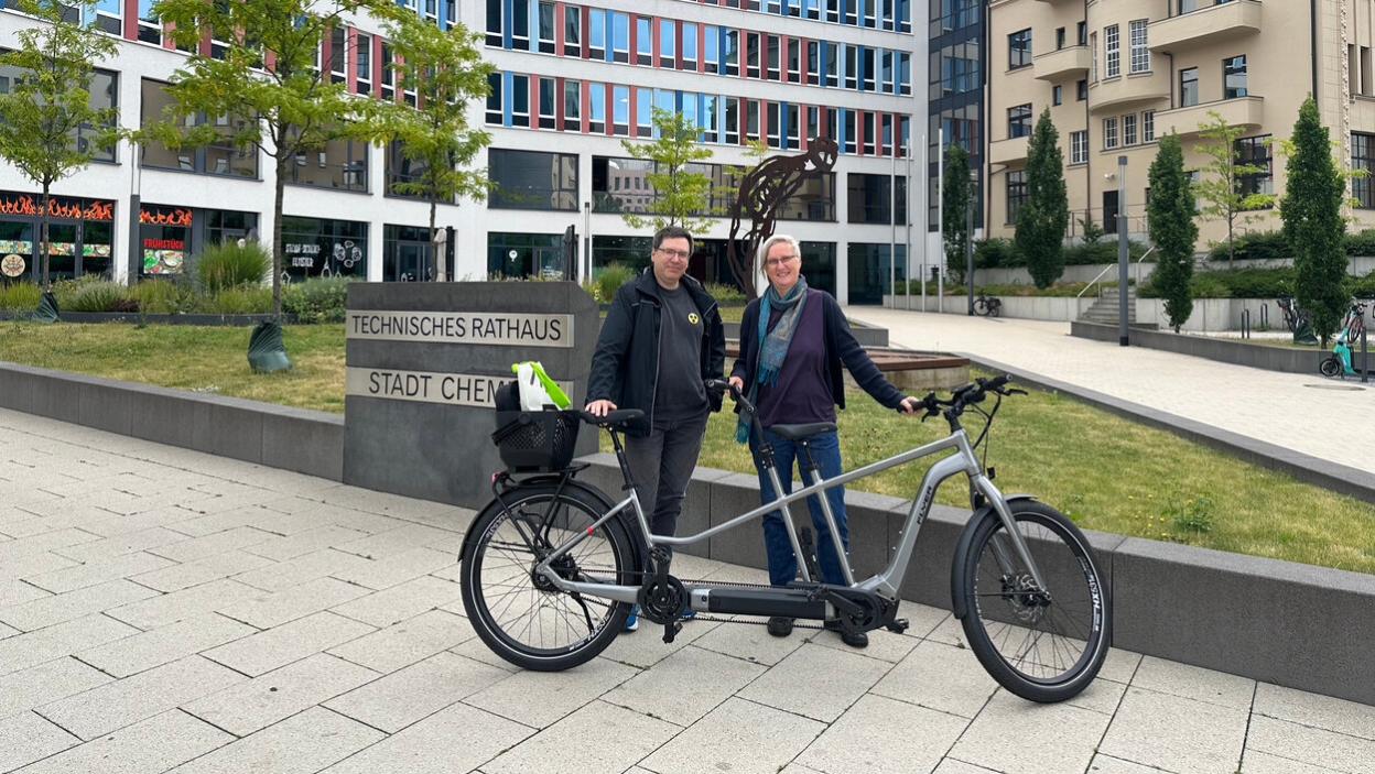 Besuchende aus Düssledorf vor dem Technischen Rathaus in Chemnitz