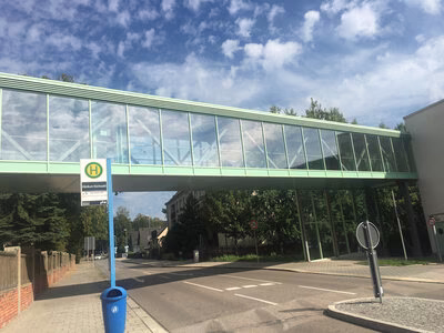 Glasverbinder des Klinikums Chemnitz vor der Beklebung
