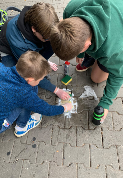 Auch Kinder beteiligten sich an den Lichterwegen und putzten Stolpersteine