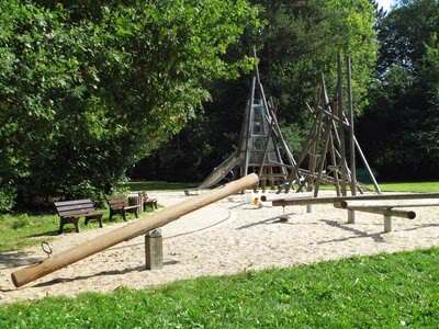 Spielplatz Stadtpark/Großer Teich, große Spielkombination mit Rutsche (Stadtteil Helbersdorf)