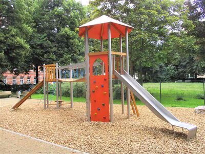 Spielplatz Blücherplatz, Klettergerüst mit Rutsche