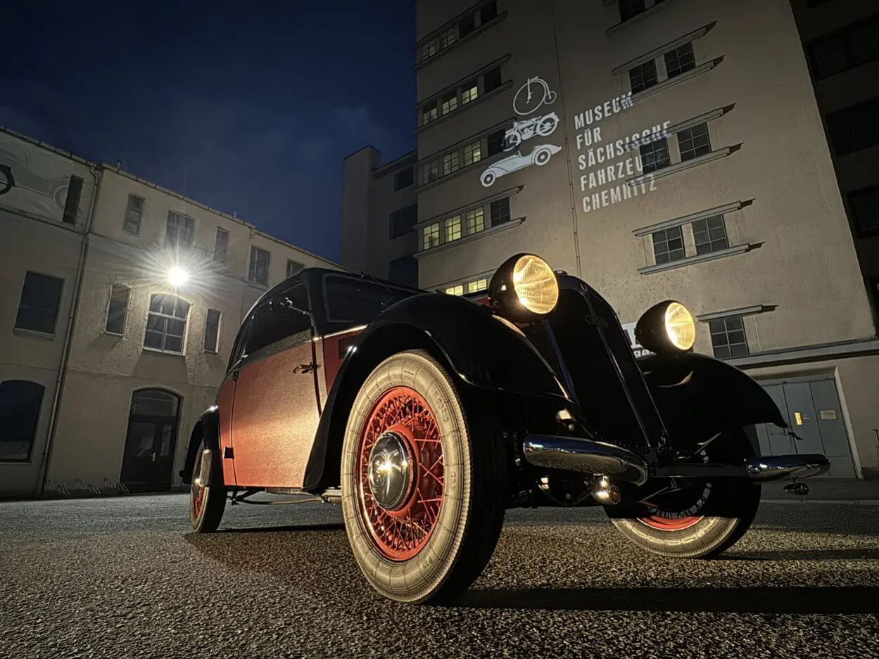 Historisches Fahrzeug vor dem S&auml;chsichen Fahrzeugmuseum an der Zwickauer Stra&szlig;e
