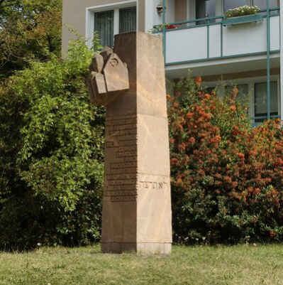 Heute erinnert eine Gedenkstele an den ehemaligen Standort der Synagoge.