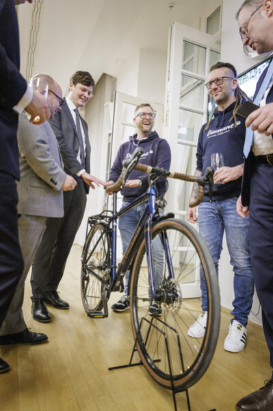 Das Team des European Peace Rides mit dem Bevollmächtigten des Freistaates Sachsen beim Bund, Staatssekretär Conrad Clemens (2. v.l)