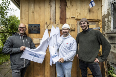 Christian Auras, Markus Drieschner und Julius Riegger (v. l. n. r) vom Gemeinschaftsgarten Zietenaugust haben die finnische Piha-Sauna im Mai eigenhändig gebaut. Die Delegation aus Tampere hat nun die Patenschaft für die Sauna übernommen.
