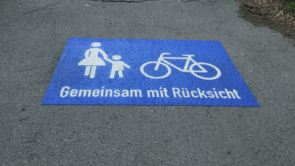 Die Markierung "Gegenseitige Rücksichtnahme" wurde gut sichtbar auf der Modellroute angebracht.