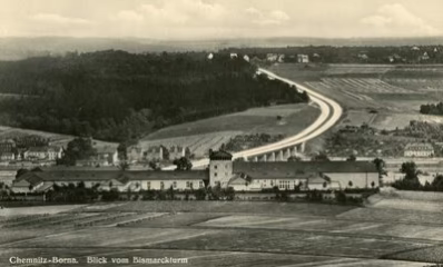 Blick vom Turm auf die Autobahn und das Chemnitztal, im Vordergrund die damalige Hindenburgschule, um 1940