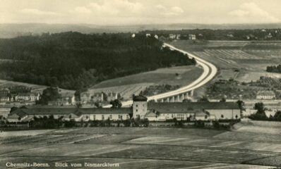 Blick vom Turm auf die Autobahn und das Chemnitztal, im Vordergrund die damalige Hindenburgschule, um 1940