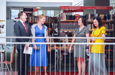 der stellvertretende Leiter für öffentliche Angelegenheiten der US-Botschaft und amtierende Leiter des US-Generalkonsulats Leipzig Dick Custin weilte in der vergangenen Woche in der Region Chemnitz und war auch in der Chemnitzer Stadtbibliothek zu Gast.