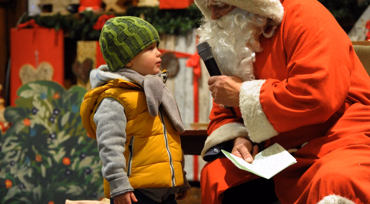 Täglich um 17 Uhr besucht der Weihnachtsmann die Kinder auf der Weihnachtsmarktbühne.