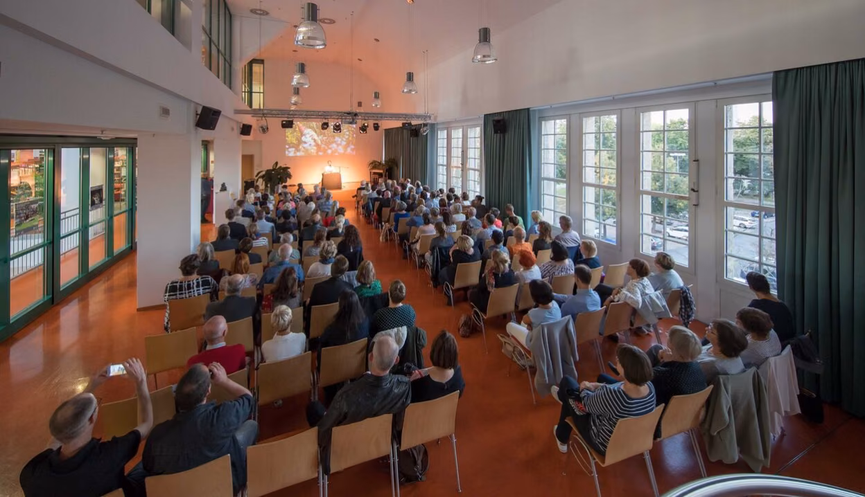 Lesung im Veranstaltungssaal der Zentralbibliothek