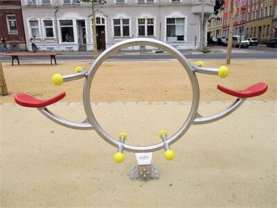 Spielplatz Rüdiger-Alberti-Park, Federobjekt