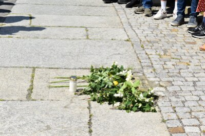 Für die Familie Goldschmidt hat eine Zuschauerin der Stolpersteinverlegung eine Kerze angezündet.