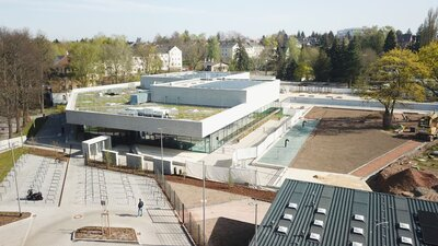 Luftaufnahme Außenbereich und Schwimhalle - April 2025
