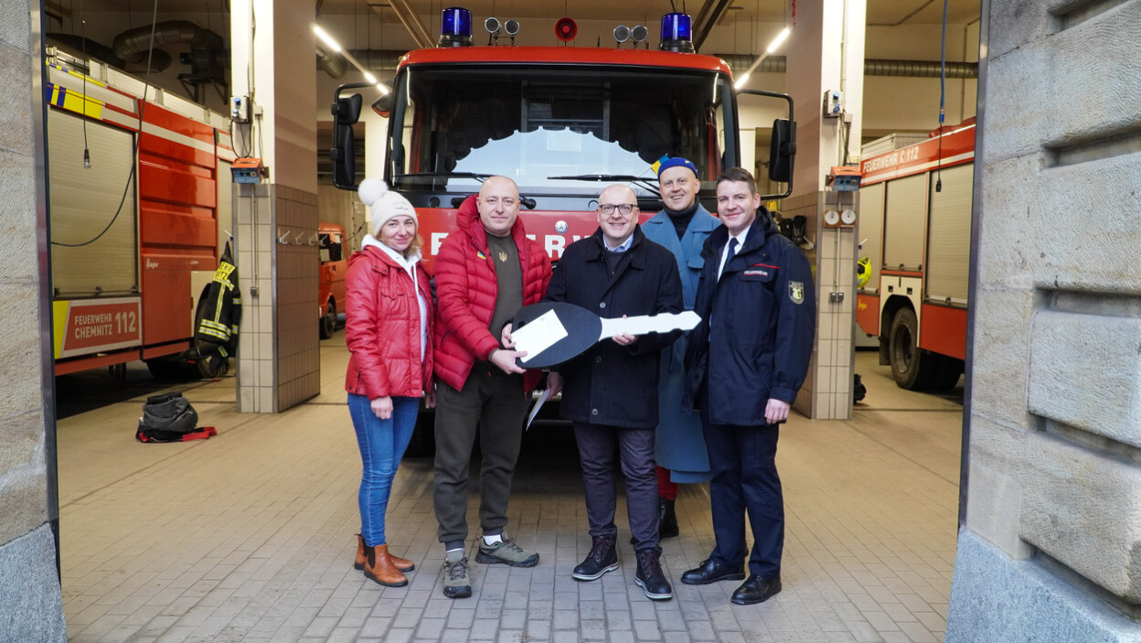 Chemnitzer Berufsfeuerwehr übergibt im Beisein von Oberbürgermeister Sven Schulze ein Fahrzeug