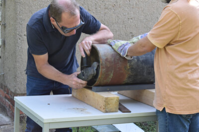 Lars Erhardt, Restaurator vom Schloßbergmuseum (links) und Volker Schriever von der Werkstatt des Schloßbergmuseums öffnen gemeinsam die alte Zeitkapsel.