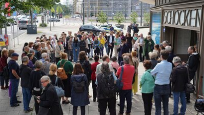 Teilnehmende der Stolpersteinverlegung für Familie Strauß