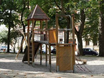 Neben neuen Sitzelementen erhält der Lessingplatz vielseitige Spiel- und Sportmöglichkeiten zum Hüpfen, Klettern und Balancieren.