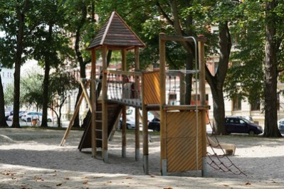 Neben neuen Sitzelementen erhält der Lessingplatz vielseitige Spiel- und Sportmöglichkeiten zum Hüpfen, Klettern und Balancieren.