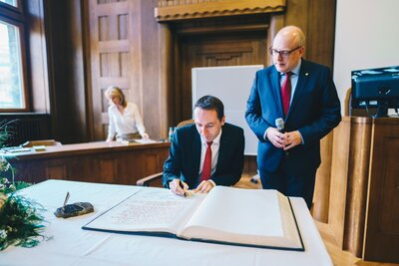 Die Gäste aus dem Partnerstädten trugen sich zum Abschluss der Konferenz ins Goldene Buch der Stadt Chemnitz ein.