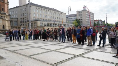 Teilnehmende der Stolpersteinverlegung für Richard Tauber